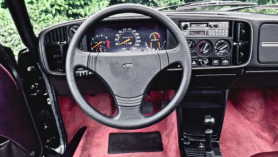 Das Cockpit des Saab 900 Turbo 16 S. 