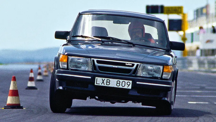 Saab 900 Turbo 16 S fahrend von vorne fotografiert. 