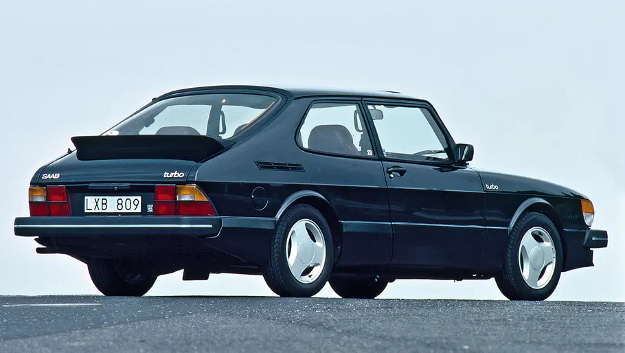 Saab 900 Turbo 16 S statisch von schräg hinten fotografiert. 