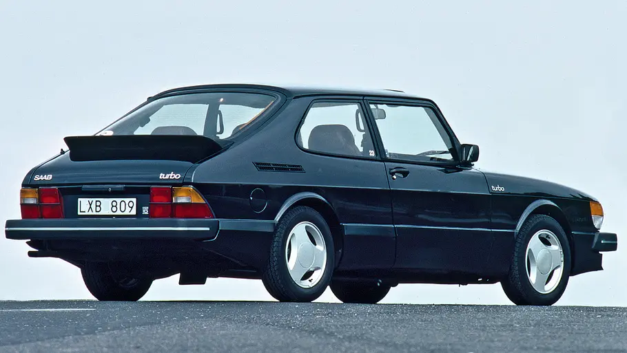 Saab 900 Turbo 16 S statisch von schräg hinten fotografiert. 