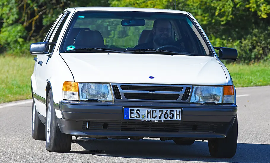 Der Saab 9000 2.3i 16V fahrend von vorne.