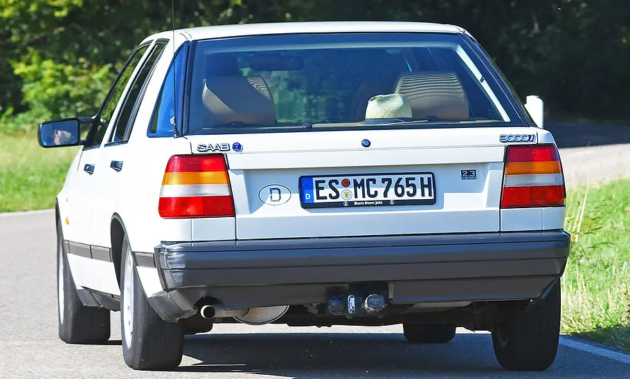 Saab 9000 2.3i 16V Der Saab 9000 2.3i 16V fahrend von hinten.
