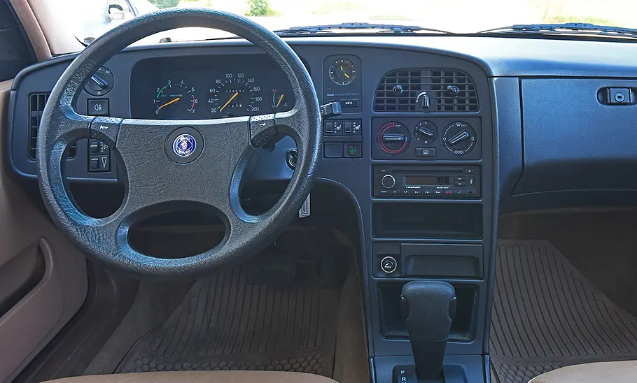 Saab 9000 2.3i 16V Das Cockpit des Saab 9000 2.3i 16V.