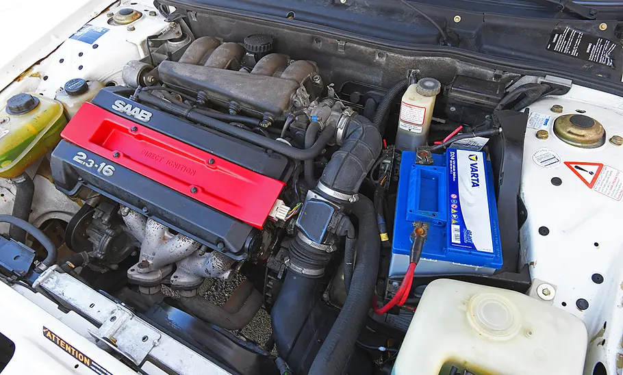 Saab 9000 2.3i 16V Der Motor des Saab 9000 2.3i 16V.
