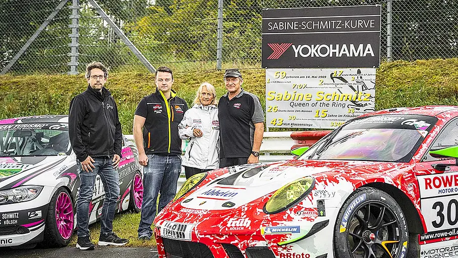 Gruppenbild mit Klaus Abbelen, Ursula und Beat Schmitz sowie Ringsprecher Alexander Gerhard vor der Sabine-Schmitz-Kurve.