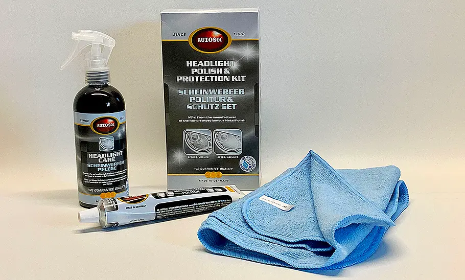 Die Autosol Scheinwerfer-Politur ausgepackt vor weißem Hintergrund.
