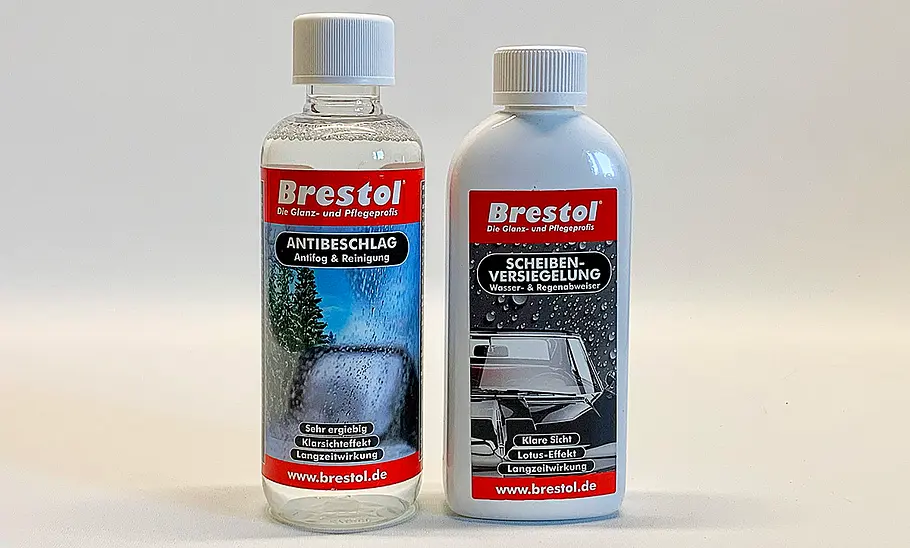 Zwei Flaschen nebeneinander, es sind der Brestol Antibeschlag und Scheibenversiegelung vor weißem Hintergrund.