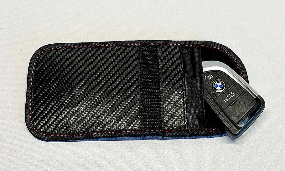 Das Schlüsseletui Lanpard Keyless Go Schutz liegend, vor weißem Hintergrund.