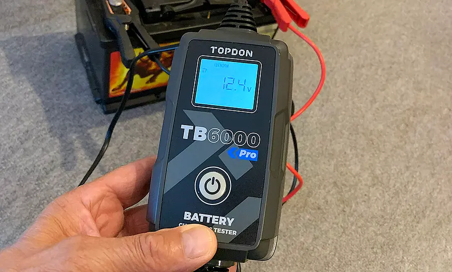 Der Topdon TB6000pro in der Hand eines Menschen.