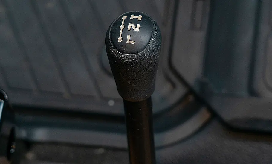 Wählhebel für die Untersetzung im Cockpit des Sam the Van (2025).