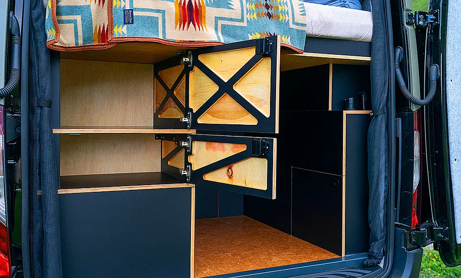 Sam the Van (2025) Heckgarage unter dem Bett des Sam the Van (2025).