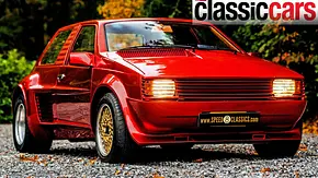 Der Sbarro Super Eight (1984) stehend von schräg vorne. - Foto: Speed 8 Classics