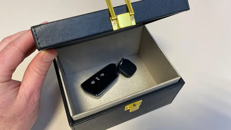 Schlüsselschützer mit Autoschlüssel und Tracker im Test, fotografiert von oben.