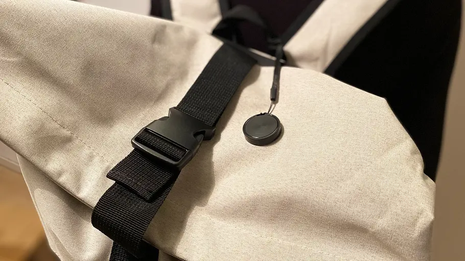 Schlüsselfinder Pearl Callstel SGF-55 im Test an einem Rucksack, fotografiert von schräg oben.