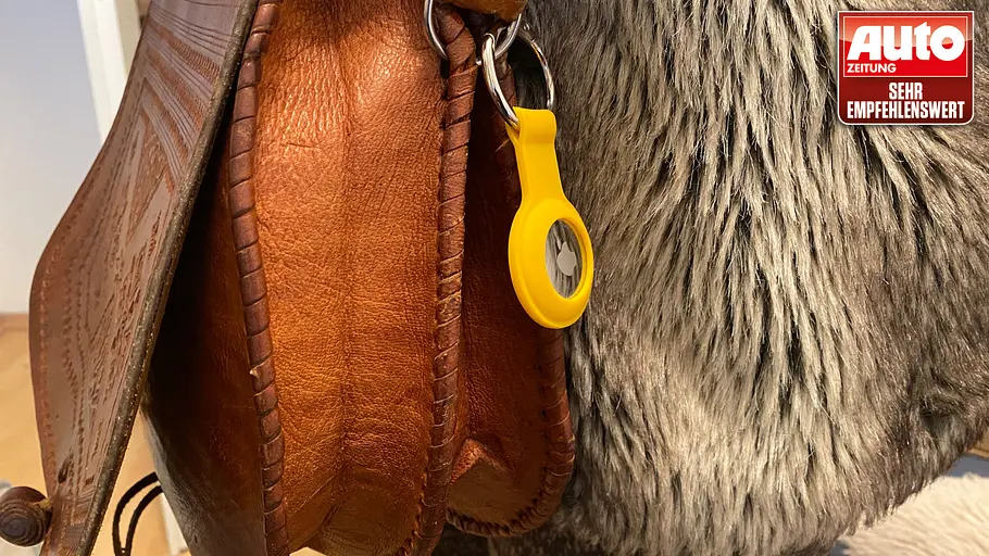 Schlüsselfinder Apple AirTag 1 im Test an einer Handtasche, fotografiert von der Seite.