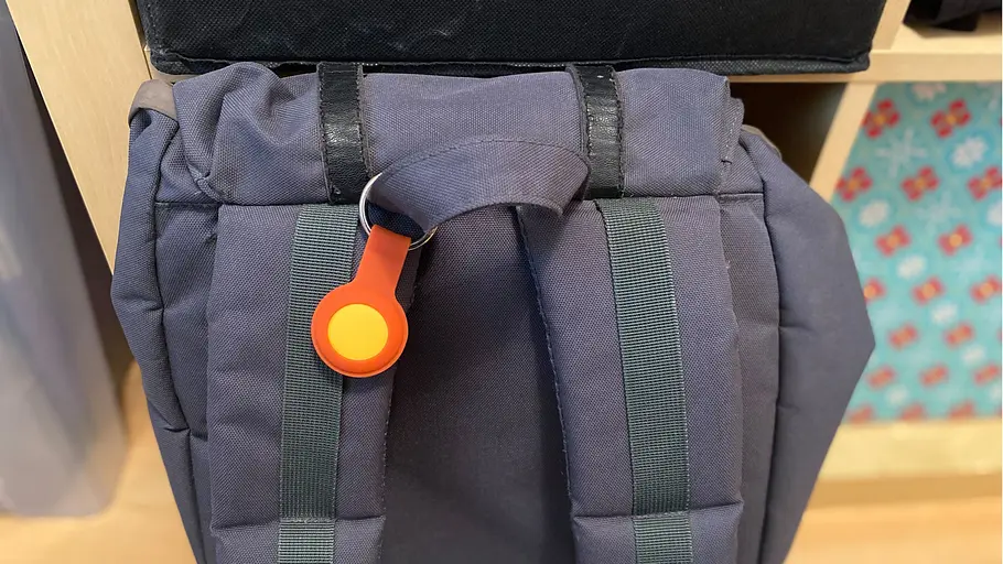 Schlüsselfinder Mega Mtuo Dahe Tag im Test an einem Rucksack, fotografiert von schräg oben.