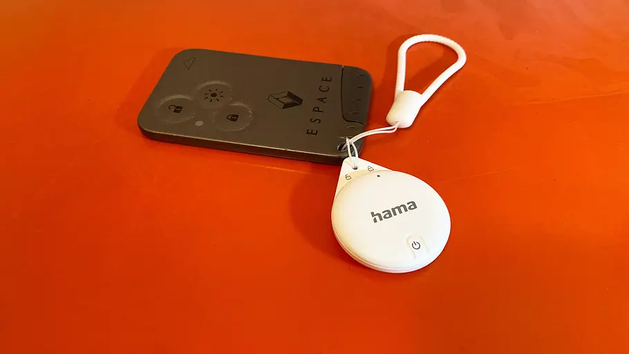 Schlüsselfinder Hama Item Finder Apple im Test am Autoschlüssel, fotografiert von vorne.
