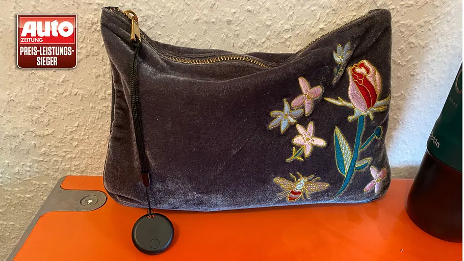 Schlüsselfinder Wetag Mini im Test an einem Etui, fotografiert von der Seite.