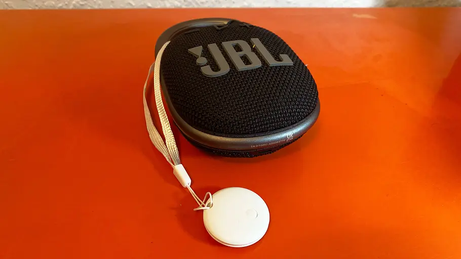 Schlüsselfinder Loshall Smart Tags im Test an einer Bluetooth-Box, fotografiert von vorne.