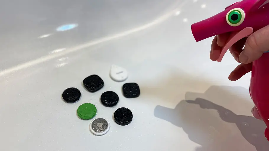 Schlüsselfinder im Spritzwasser-Test, fotografiert von schräg oben.