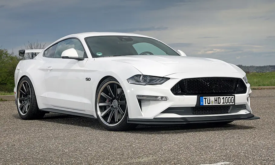 Der Ford Mustang SF700 von Schropp statisch von vorne fotografiert.