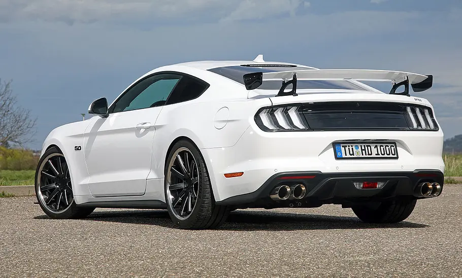 Der Ford Mustang SF700 von Schropp statisch von hinten fotografiert.