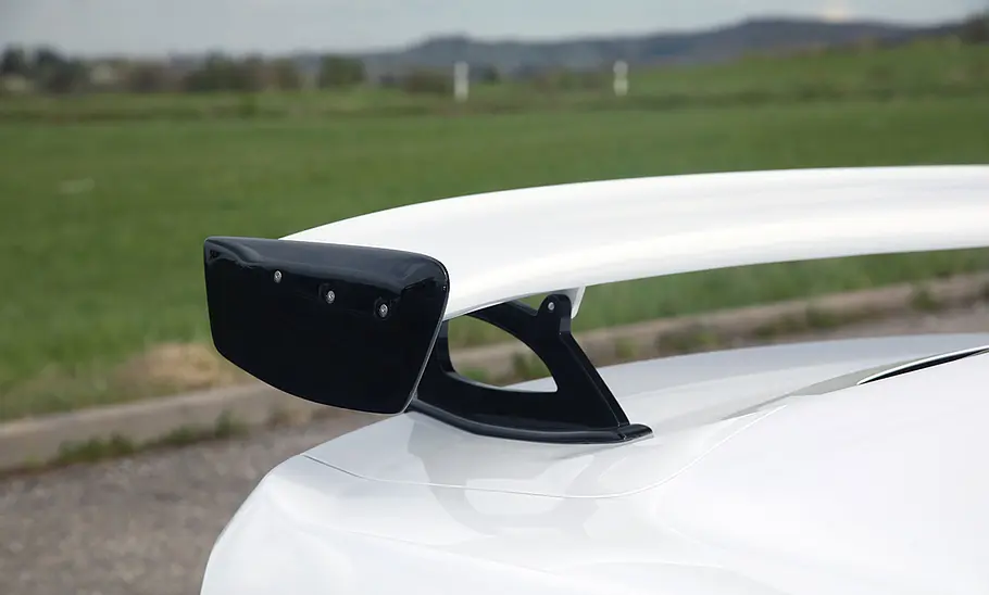 Der Heckspoiler des Ford Mustang SF700 von Schropp in der Detailaufnahme.