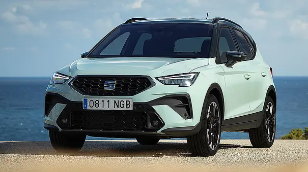 Blick von schräg vorne auf das Seat Arona Facelift. - Foto: Seat