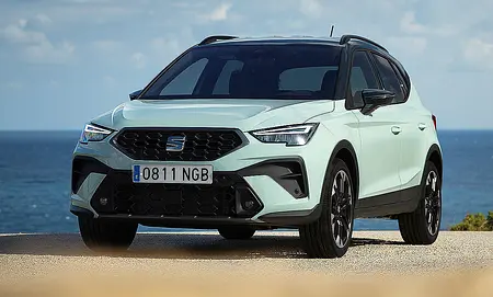 Blick von schräg vorne auf das Seat Arona Facelift.