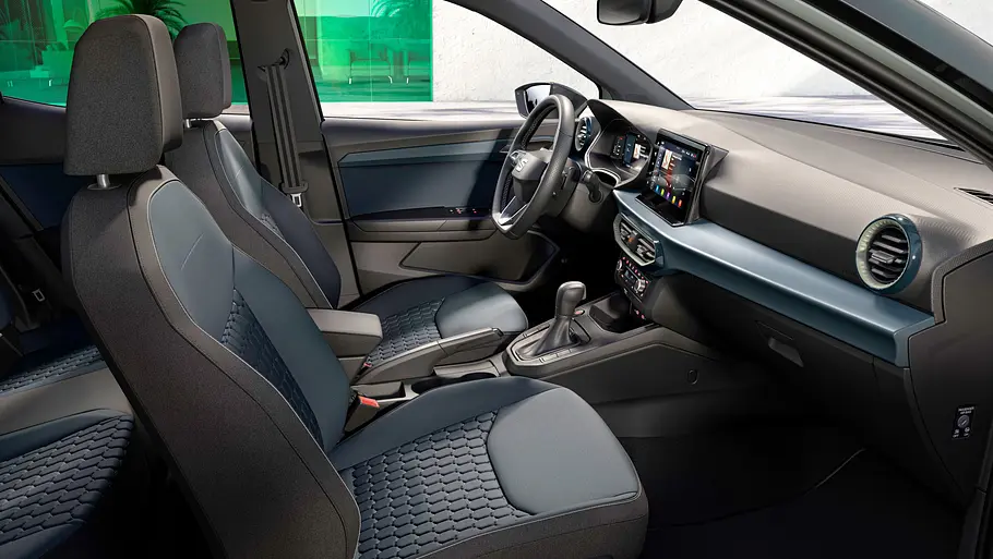 Die vorderen Sitze des Seat Arona Facelift.