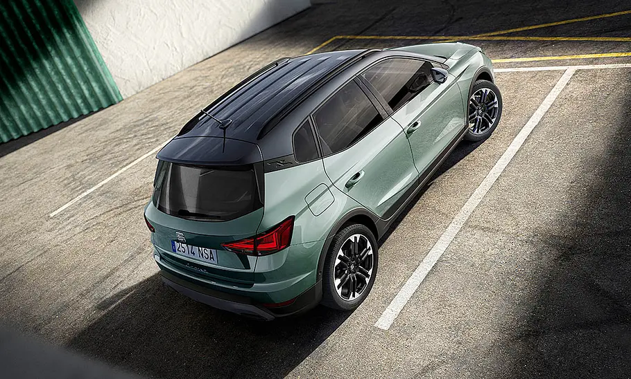 Seat Arona Facelift (2025) Das Seat Arona Facelift (2025) von schräg hinten und oben fotografiert.