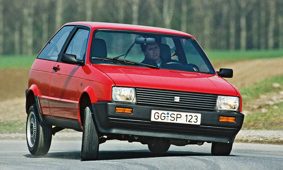 Seat Ibiza Der Seat Ibiza fahrend von vorne.