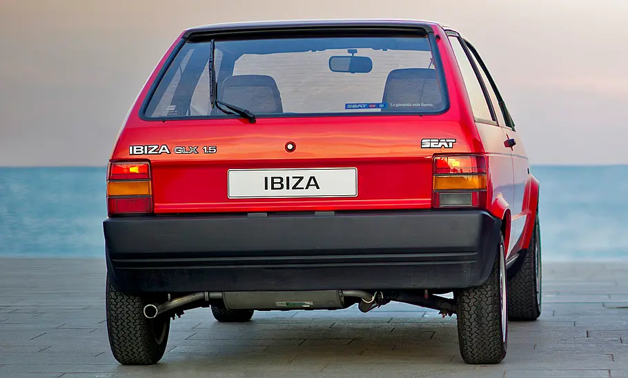 Seat Ibiza Der Seat Ibiza fahrend von hinten.