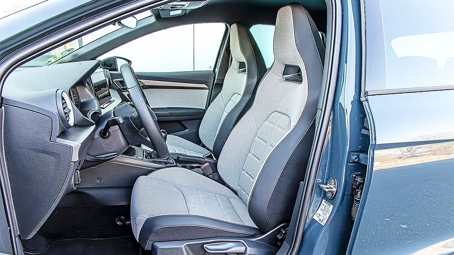 Blick auf die Vordersitze im Innenraum des Seat Ibiza.