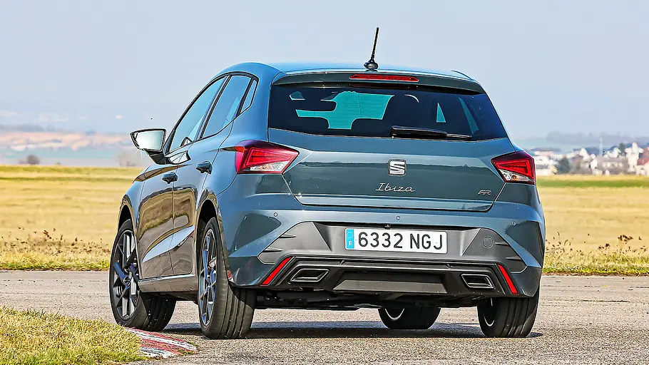 Blick von hinten auf den fahrenden Seat Ibiza.