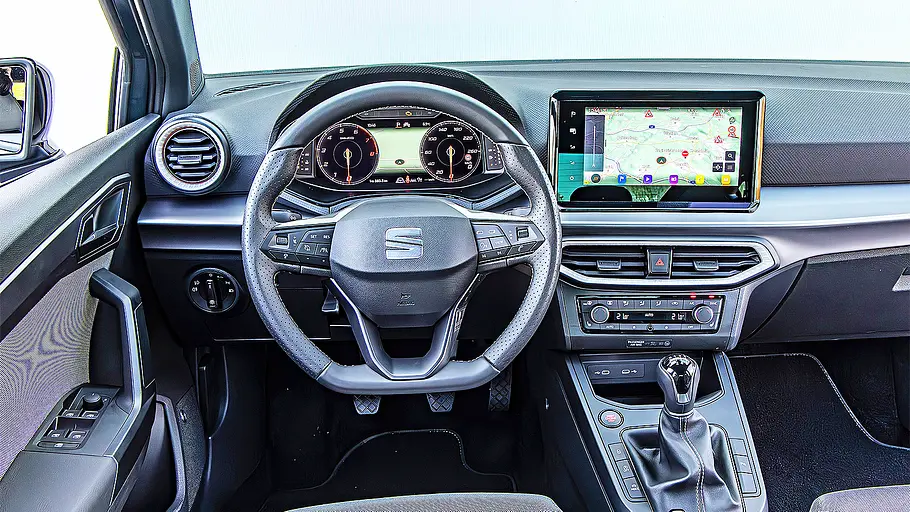 Blick auf die Armaturen im Innenraum des Seat Ibiza.