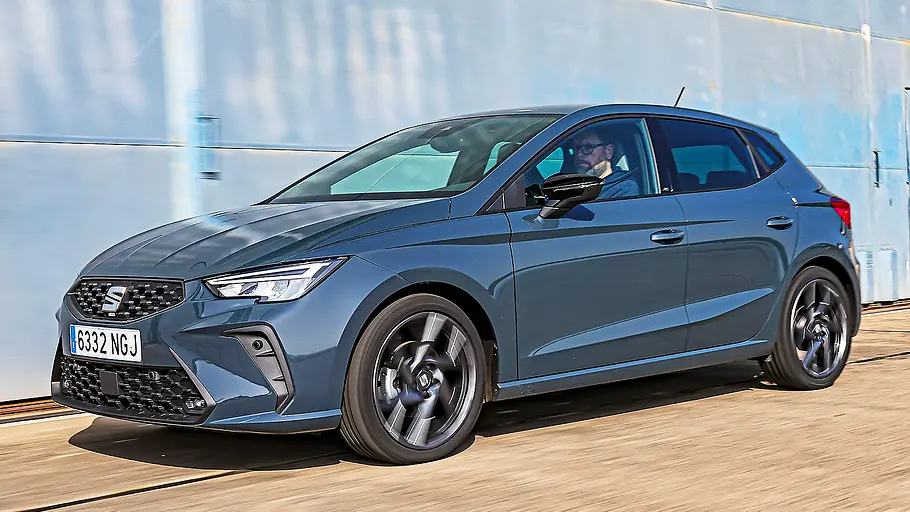 Blick von schräg vorne auf den fahrenden Seat Ibiza.