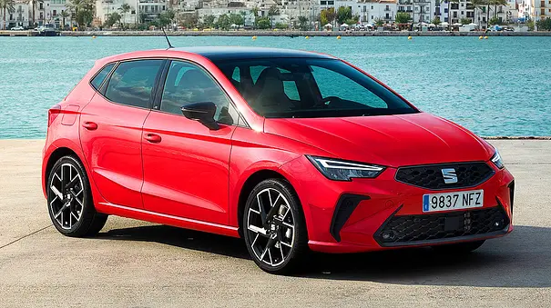 Blick von schräg vorne auf den Seat Ibiza Facelift (2026). - Foto: Seat
