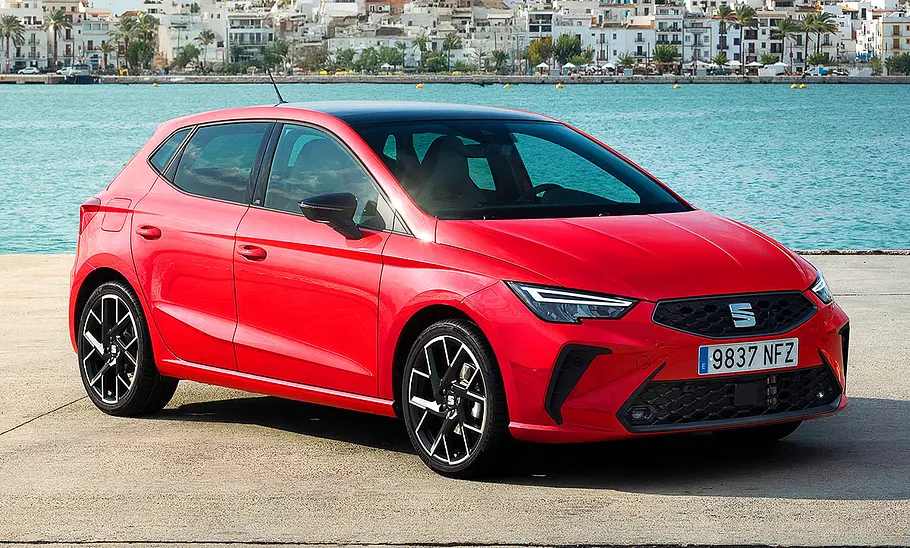 Blick von schräg vorne auf den Seat Ibiza Facelift (2026).