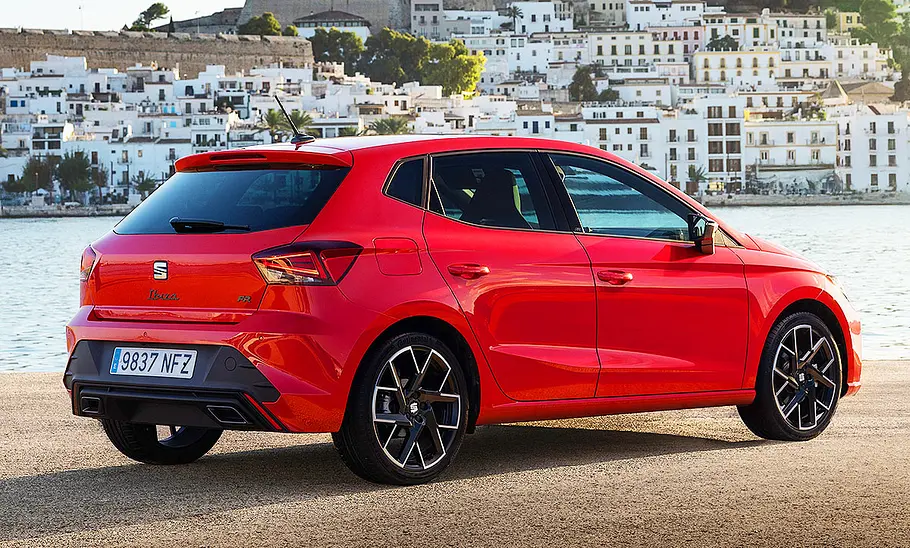 Blick von schräg hinten auf den Seat Ibiza Facelift (2026).