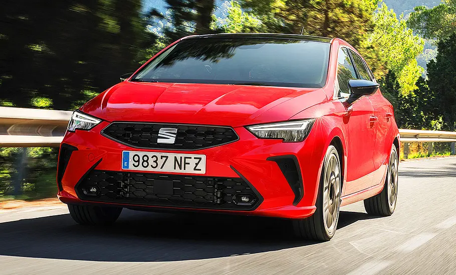 Blick von schräg vorne auf den fahrenden Seat Ibiza Facelift (2026).
