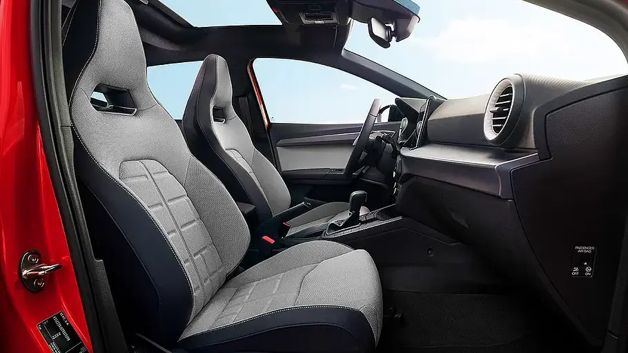 Seat Ibiza Facelift (2026) Die Vordersitze im Seat Ibiza.