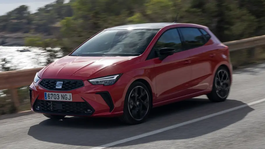 Seat Ibiza Facelift (2026) Der Seat Ibiza fährt über eine Landstraße, fotografiert von schräg vorne.