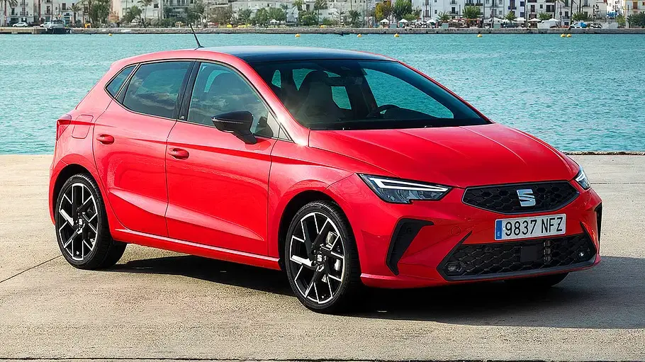 Seat Ibiza Facelift (2026) Der Seat Ibiza steht vor einer Hafenkulisse, fotografiert von schräg vorne.