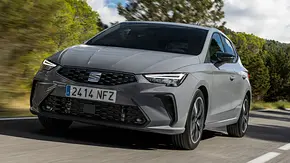 Das Seat Ibiza Facelift fahrend von schräg vorne links auf einer Landstraße. - Foto: Seat