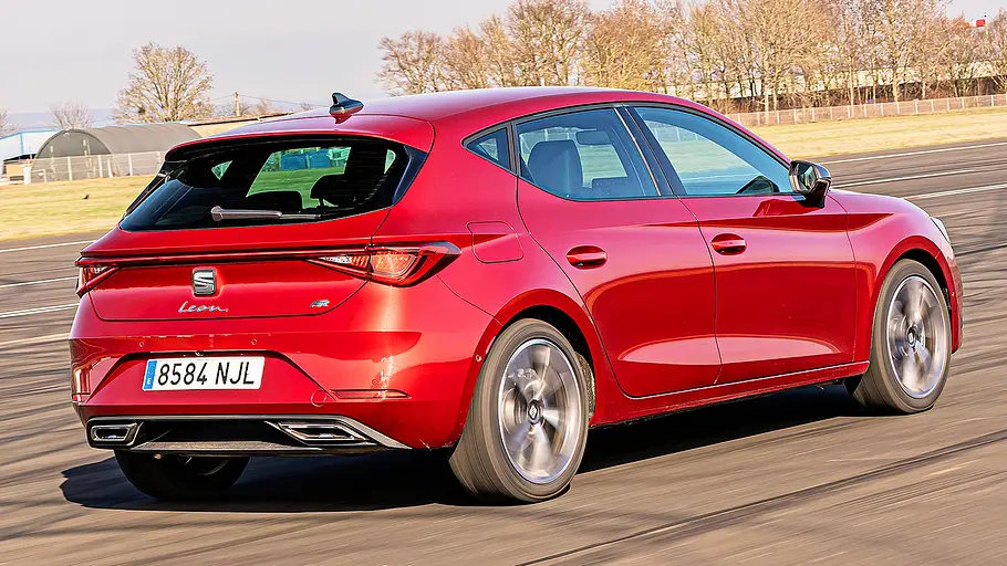 Seat Leon Blick von schräg hinten auf den fahrenden Seat Leon.