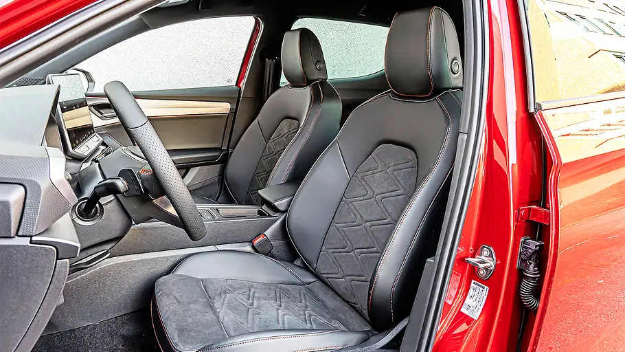 Seat Leon Blick auf die Vordersitze im Innenraum des Seat Leon.