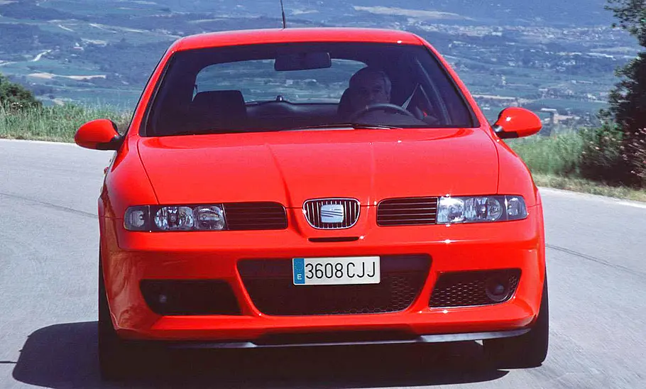 Seat Leon Cupra fahrend von vorne fotografiert.