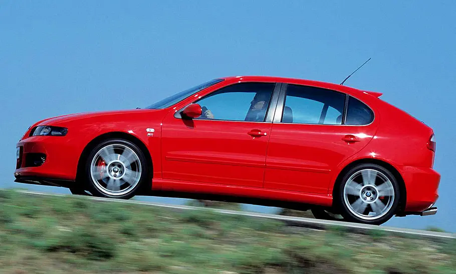 Seat Leon Cupra fahrend von der Seite fotografiert.
