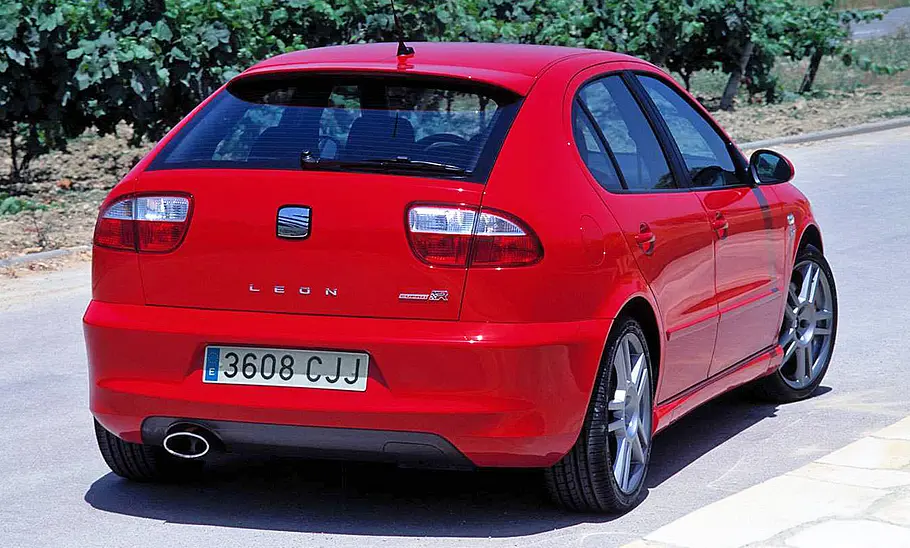 Seat Leon Cupra statisch von schräg hinten fotografiert.